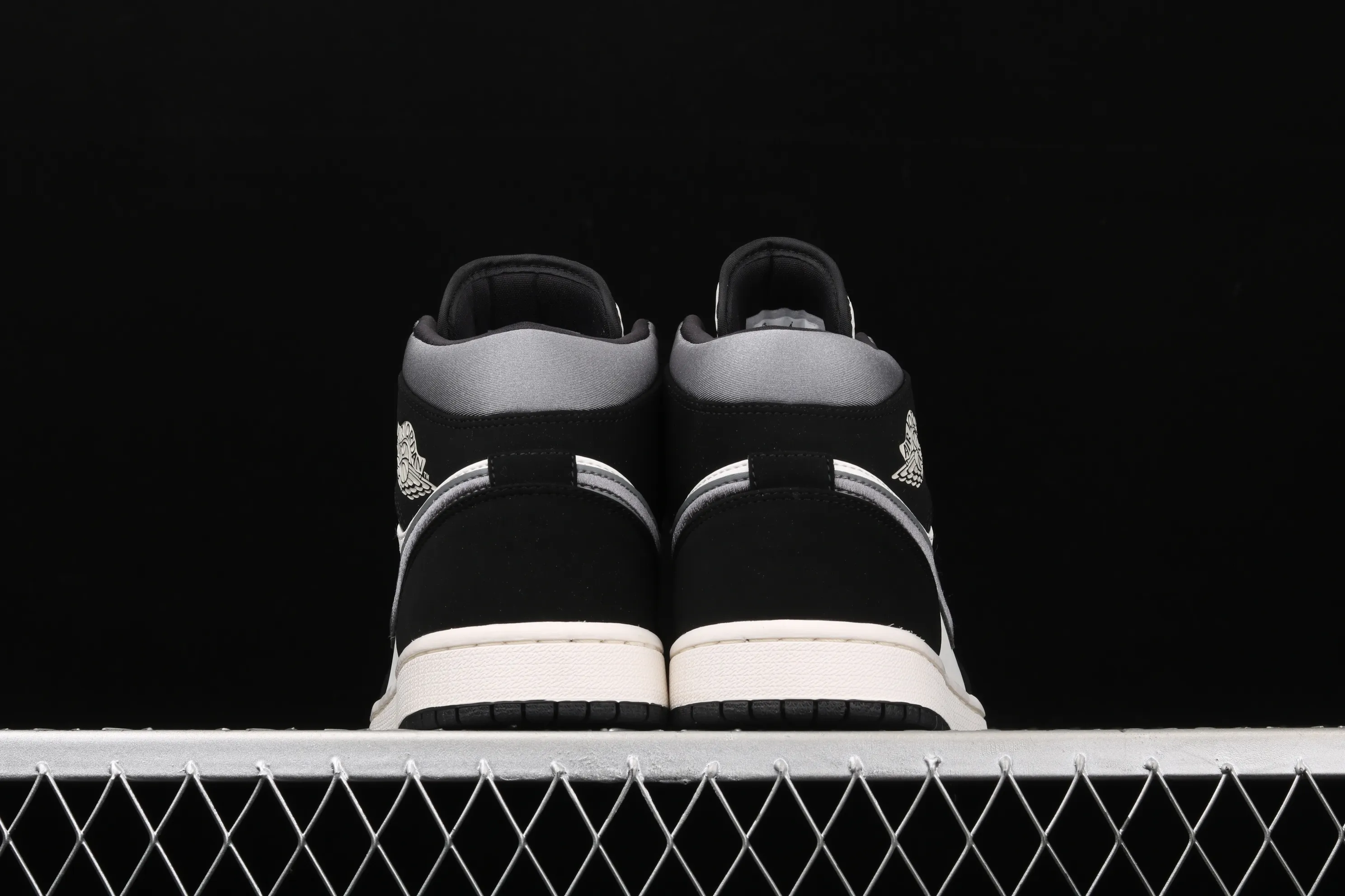 All Categories Air Jordan Jordan Series Basketball Shoes Air Jordan 1 Mid Air Jordan 1 Mid AJ1 Joe 1 Silk Earl Embroidery Thread Hook Mid-top Basketball Shoes 852542-011